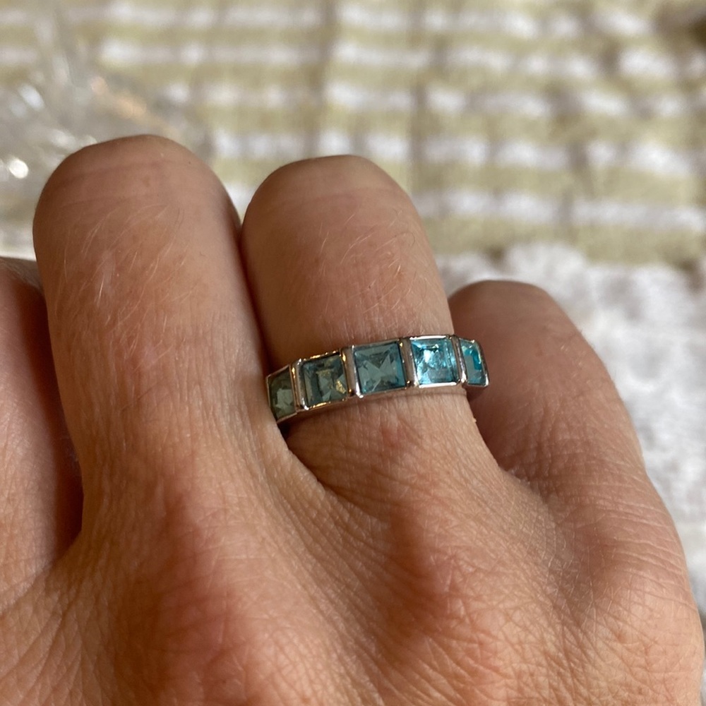 Lia Sophia cool front light blue stone ring size 6 like new.